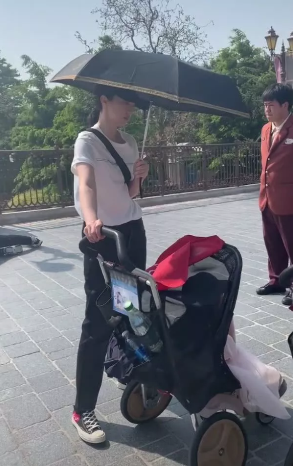 董璇带女儿逛迪士尼被偶遇 独自推婴儿车低调随意