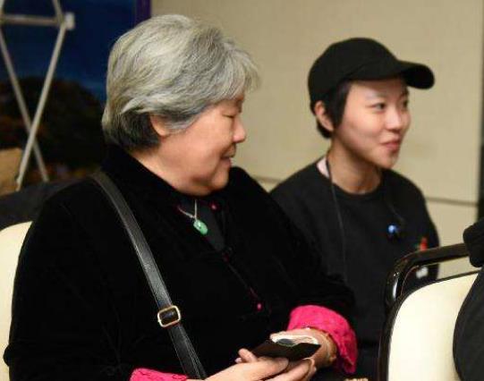 窦靖童晒与奶奶合照 两人笑容灿烂眉宇神似