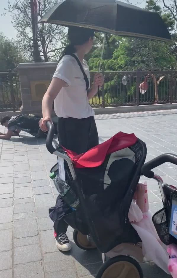 董璇带女儿逛迪士尼被偶遇 独自推婴儿车低调随意