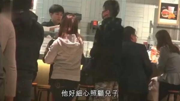 吴镇宇带儿子看电影 10岁费曼身高已到爸爸肩膀！