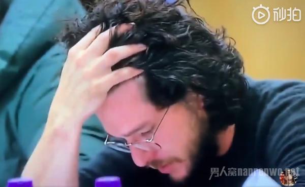 雪诺读剧本发现杀了龙妈时 痛苦低头 无法接受权游结局