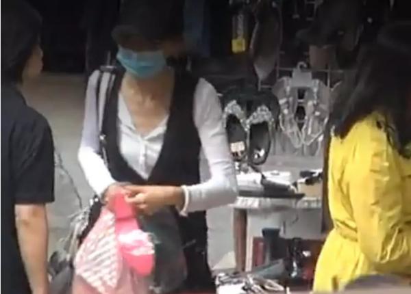 54岁张曼玉狂买地摊货：鞋子19元一双内衣39元一套