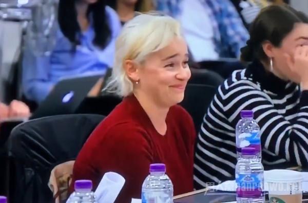 雪诺读剧本发现杀了龙妈时 痛苦低头 无法接受权游结局