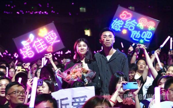 王力宏回应索吻 妻子李靓蕾忧伤发文 网友被喂狗粮