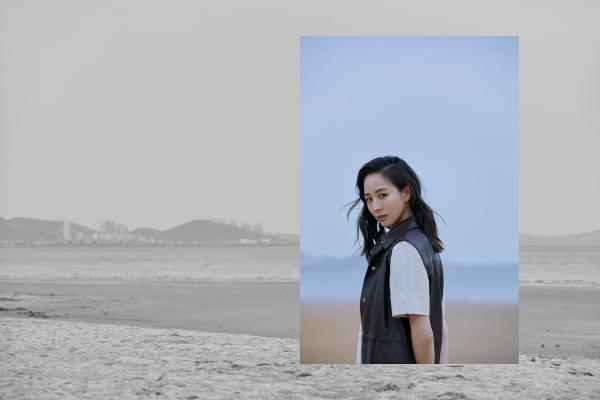 张钧甯海边漫步 洒脱怡人宛如画卷