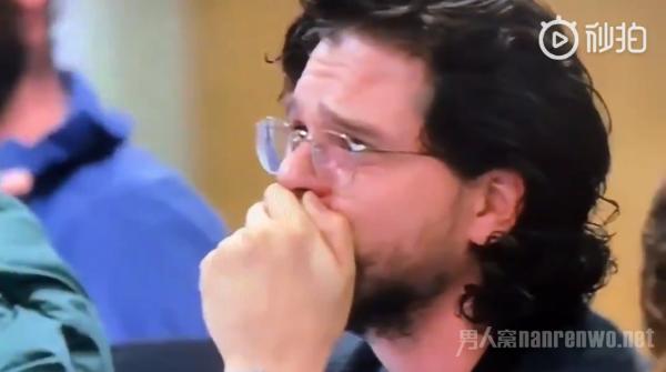 雪诺读剧本发现杀了龙妈时 痛苦低头 无法接受权游结局