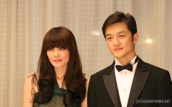 李亚鹏女友近照曝光 不是富婆是歌手 神似王菲