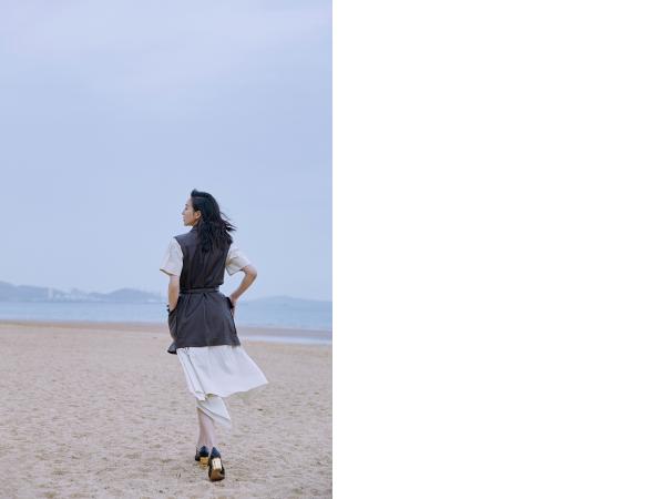 张钧甯海边漫步 洒脱怡人宛如画卷