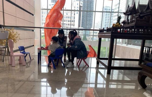 张雨绮懒理与张钱豪绯闻 带龙凤胎剪发心情好