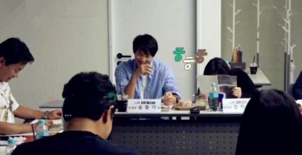 宋仲基剧组与秋瓷炫对剧本，手上婚戒抢镜力破婚变传闻