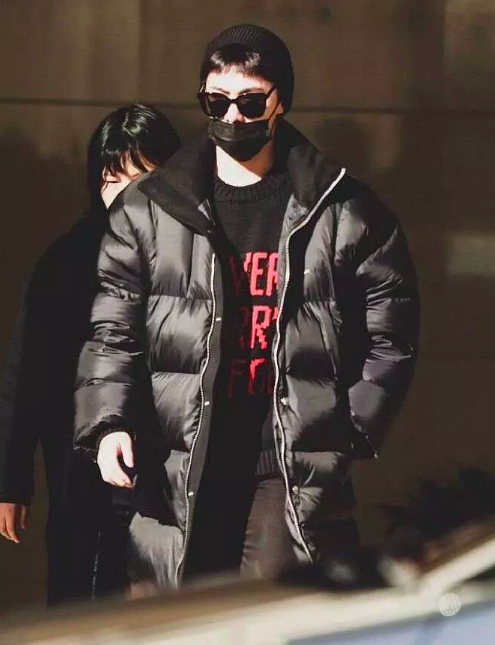 疑似杨洋乔欣挽手逛超市背影被拍 网友扒同款证其身份