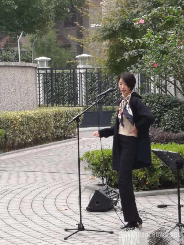 李亚鹏女友近照曝光 不是富婆是歌手 神似王菲