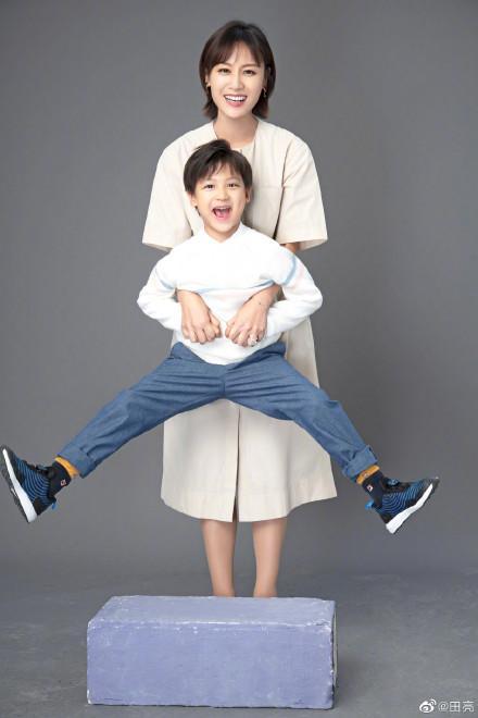 田亮晒一家人近照，11岁森蝶与7岁小亮仔身高亮了