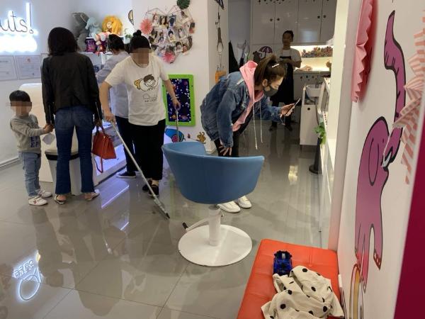 张雨绮懒理与张钱豪绯闻 带龙凤胎剪发心情好
