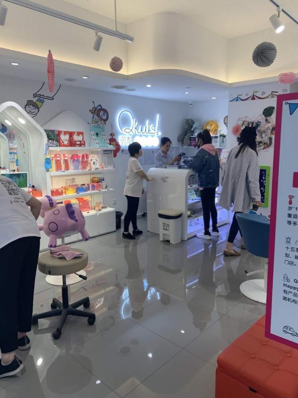 张雨绮懒理与张钱豪绯闻 带龙凤胎剪发心情好