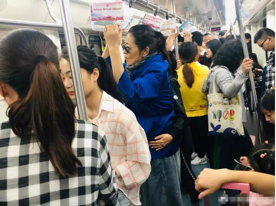 60岁倪萍长沙挤地铁无人让座 打扮低调丝毫认不出