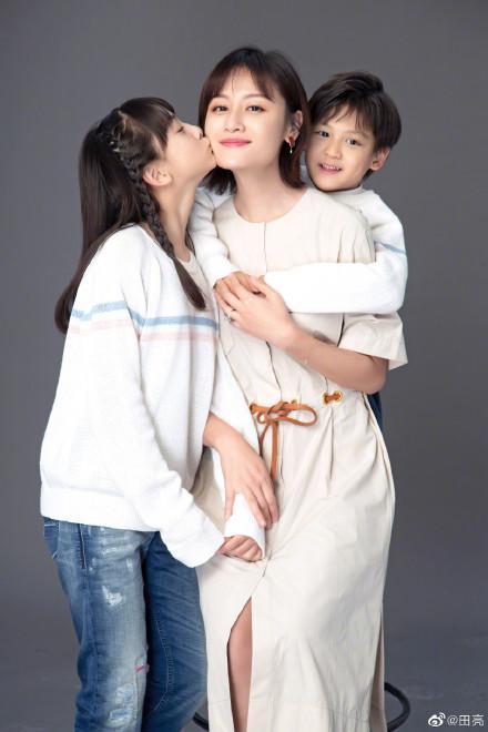 田亮晒一家人近照，11岁森蝶与7岁小亮仔身高亮了