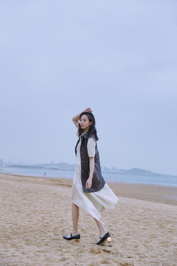 张钧甯海边漫步 洒脱怡人宛如画卷