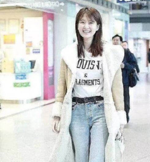 疑似杨洋乔欣挽手逛超市背影被拍 网友扒同款证其身份