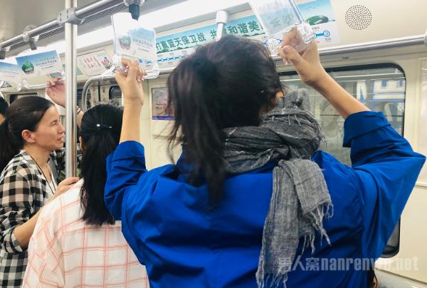 倪萍长沙挤地铁 为何没人让座？ 都是长相年轻惹的祸！