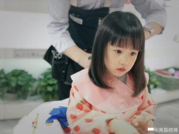 黄磊晒小女儿新发型 多妹大眼睛齐刘海呆萌又可爱