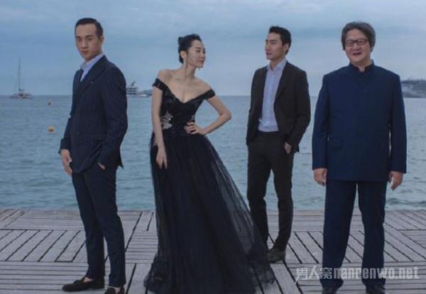 许晴戛纳亮相 海边拍大片大秀性感美腿 哪像五十岁？