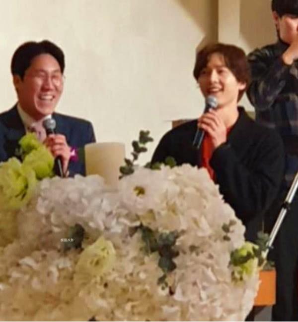 宋仲基剧组与秋瓷炫对剧本，手上婚戒抢镜力破婚变传闻