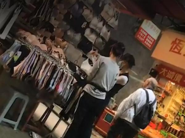54岁张曼玉狂买地摊货：鞋子19元一双内衣39元一套