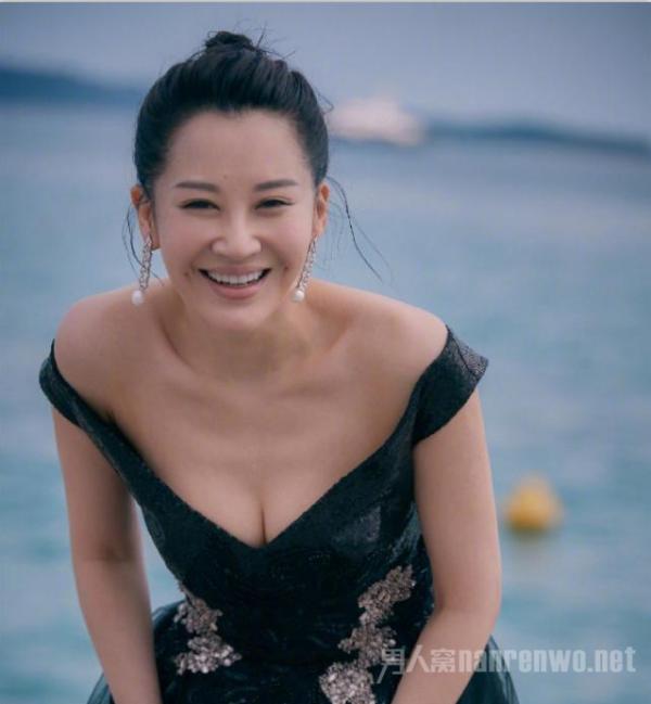 许晴戛纳亮相 海边拍大片大秀性感美腿 哪像五十岁？