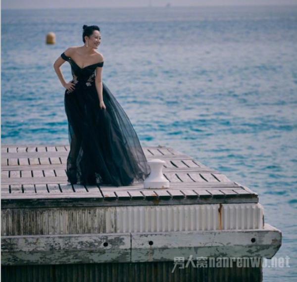 许晴戛纳亮相 海边拍大片大秀性感美腿 哪像五十岁？