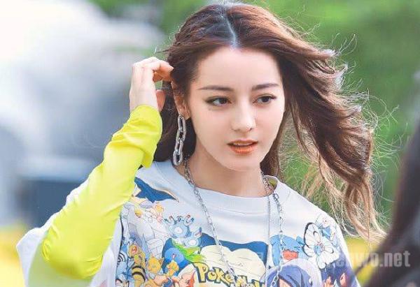 迪丽热巴的腿去哪了 胳膊也不见了 比岳云鹏的头还难找