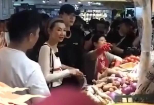 54岁张曼玉狂买地摊货：鞋子19元一双内衣39元一套