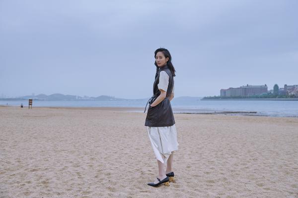 张钧甯海边漫步 洒脱怡人宛如画卷