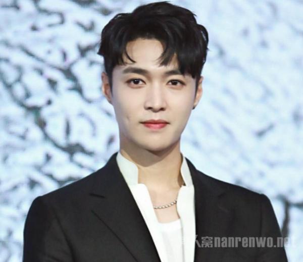 张艺兴抽烟 抽烟明星总动员？与王源画风全然不一！