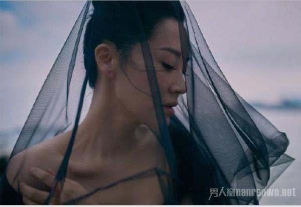 许晴戛纳亮相 海边拍大片大秀性感美腿 哪像五十岁？