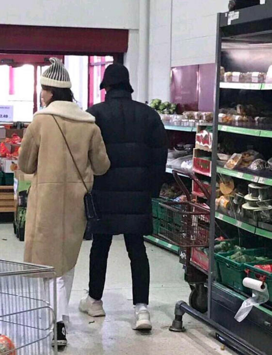 疑似杨洋乔欣挽手逛超市背影被拍 网友扒同款证其身份