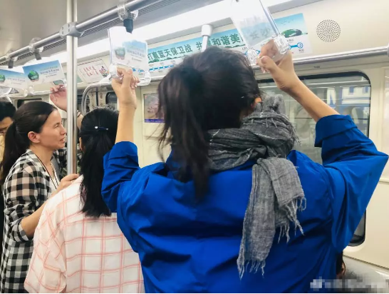 60岁倪萍长沙挤地铁无人让座 打扮低调丝毫认不出