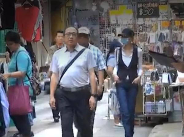 54岁张曼玉狂买地摊货：鞋子19元一双内衣39元一套