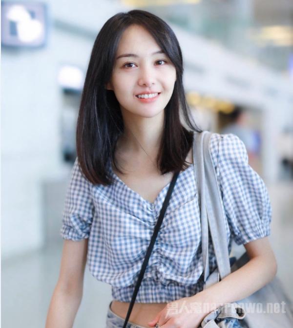 郑爽张恒合体秀恩爱 衣领处别着麦 是要录节目吗？