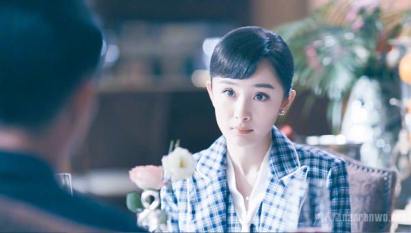 杨幂刘海造型现身米兰！一点都看不出是5岁孩子的妈！