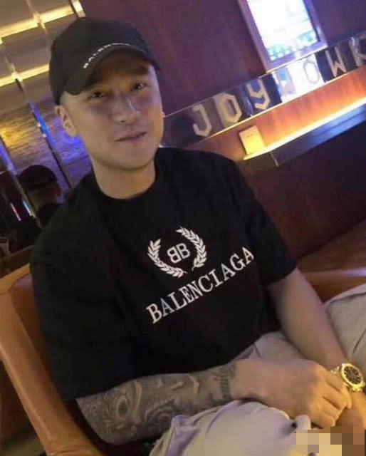 蒋劲夫近照曝光酒吧当DJ气氛活跃 弄纹身戴金手表变社会人