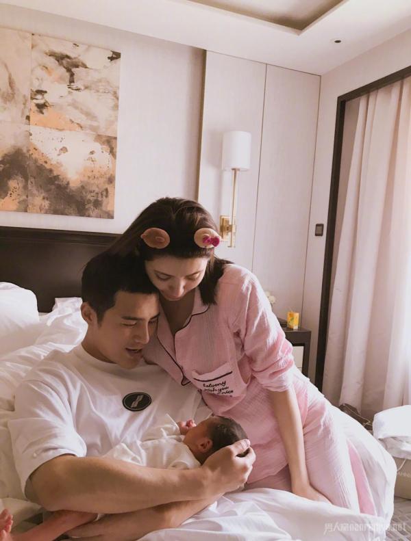 姜潮麦迪娜一家三口同框却意外暴露了姜潮手机里的秘密