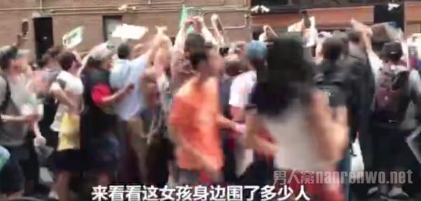 荷兰弟保护粉丝 这就是我们的蜘蛛侠 没事 有我呢！