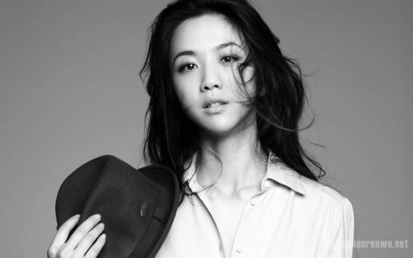 汤唯晒女儿近照竟意外曝光豪宅 2岁女儿大长腿抢镜！
