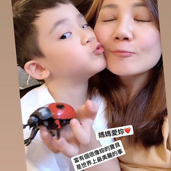 梁静茹晒近照表白儿子 贴脸玩亲亲超有爱