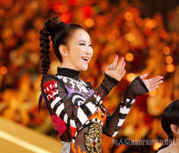 李玟自曝左腿有缺陷 骨盆磨损严重或需重新切开