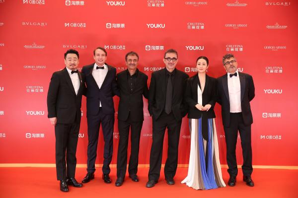 赵涛优雅亮相上影节闭幕式