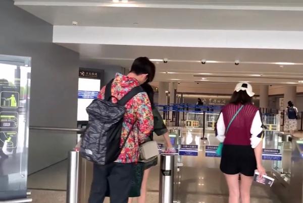 贾静雯夫妇携大女儿回台湾，梧桐妹穿短裤大长腿吸睛