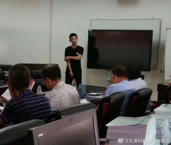 张继科回学校参加毕业答辩 一身黑衣低调现身遭迷妹包围