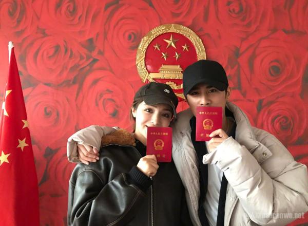 姜潮麦迪娜一家三口同框却意外暴露了姜潮手机里的秘密